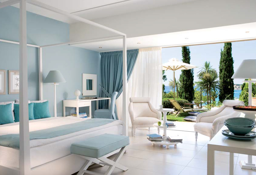 Ein Traum in Blau-Weiß: Sani Beach Club im Sani Resort