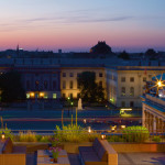 Hoch über der Hauptstadt lässt es sich bei Yoga auf der Terrasse im Hotel de Rome entspannen
