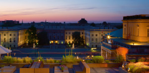 Hoch über der Hauptstadt lässt es sich bei Yoga auf der Terrasse im Hotel de Rome entspannen
