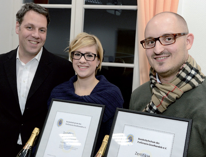 Elmar Keldenich, Geschäftsführer des Bundesverbands Parfümerien e.V., gratuliert den Parfümeriefachwirten Dorothea Heilig und Julian Kirchberger