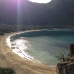 Die Sonne spiegelt sich im Wasser