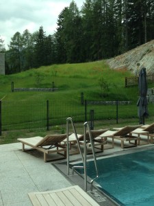 Der Outdoor-Pool mitten in den Bergen