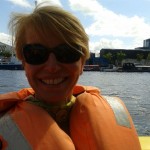 INSIDE beauty-Chefredakteurin Susanne Stoll in Lebensretterweste an Bord