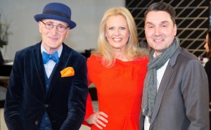 Freuen sich auf die 2016er-Auflage der Duftstars: Moderatorin Barbara Schöneberger mit Jurymitglied Günther Krabbenhöft (links) und Martin Ruppmann (Geschäftsführer des VKE Kosmetikverbands). Foto: CHLietzmann/Fragrance Foundation