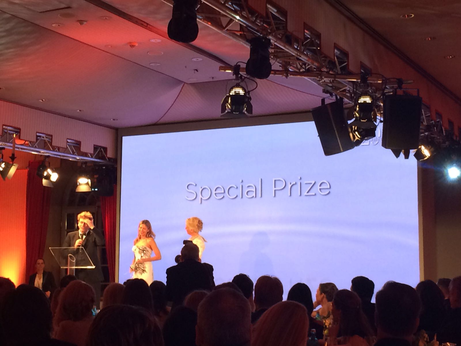 Naomi Campbell (links) freut sich über ihre Auszeichnung