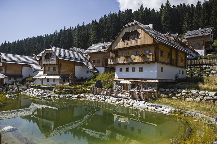 neuer-dorfteil-mit-bauernhaus_-almdorf-seinerzeit