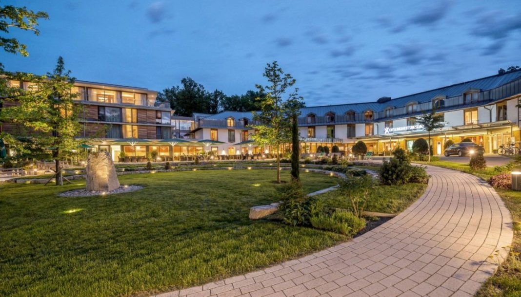 außenansicht-hotelanlage-auf-wiese