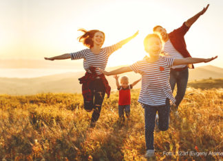 Warum gemeinsamer Urlaub die Familie stärkt – gerade jetzt Unterwegs mit Familie. (Foto: Evgeny Atamanenko/123rf)