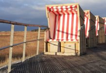 weiß-rot-karierte-strandkoerbe