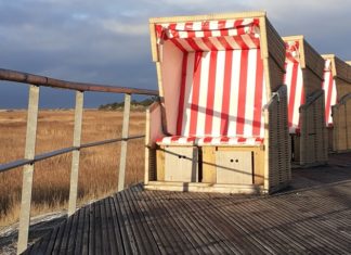 weiß-rot-karierte-strandkoerbe