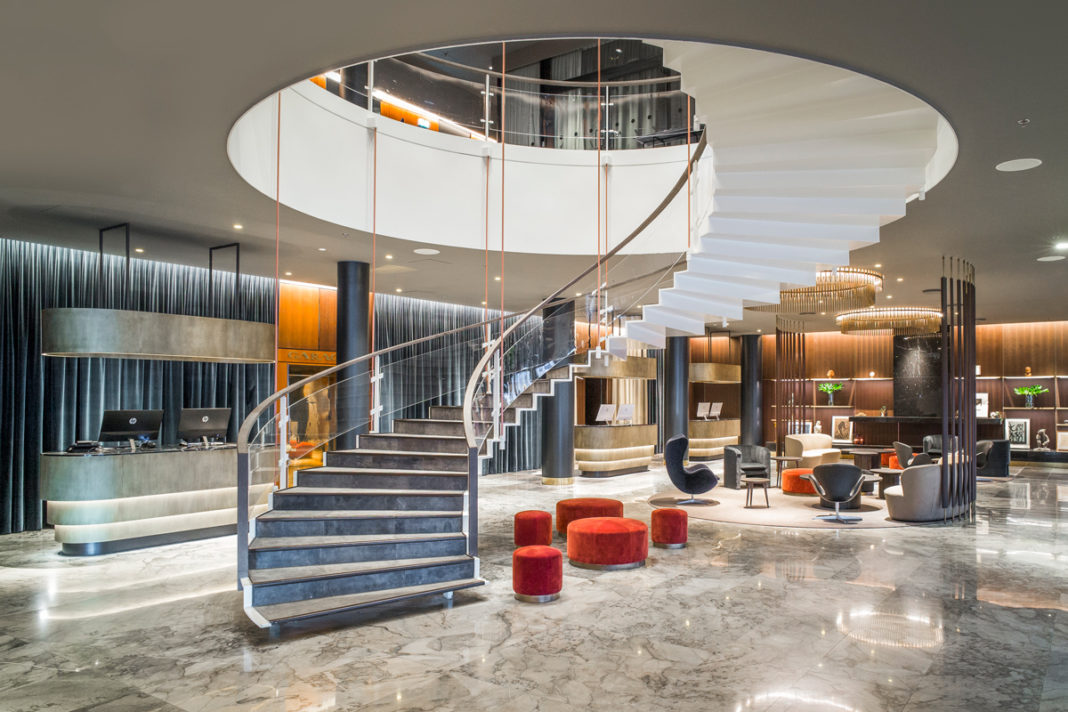 Das SAS Royal Hotel, heute das Radisson Collection Royal Hotel, Copenhagen, ist ein von Jacobsen entworfenes Gesamtkunstwerk.