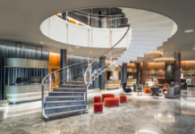 Das SAS Royal Hotel, heute das Radisson Collection Royal Hotel, Copenhagen, ist ein von Jacobsen entworfenes Gesamtkunstwerk.
