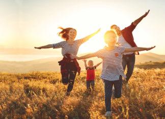 Endlich Urlaub! Unterwegs in Familie Entspannt in Familie. Foto: 123rf / Evgeny Atamanenko