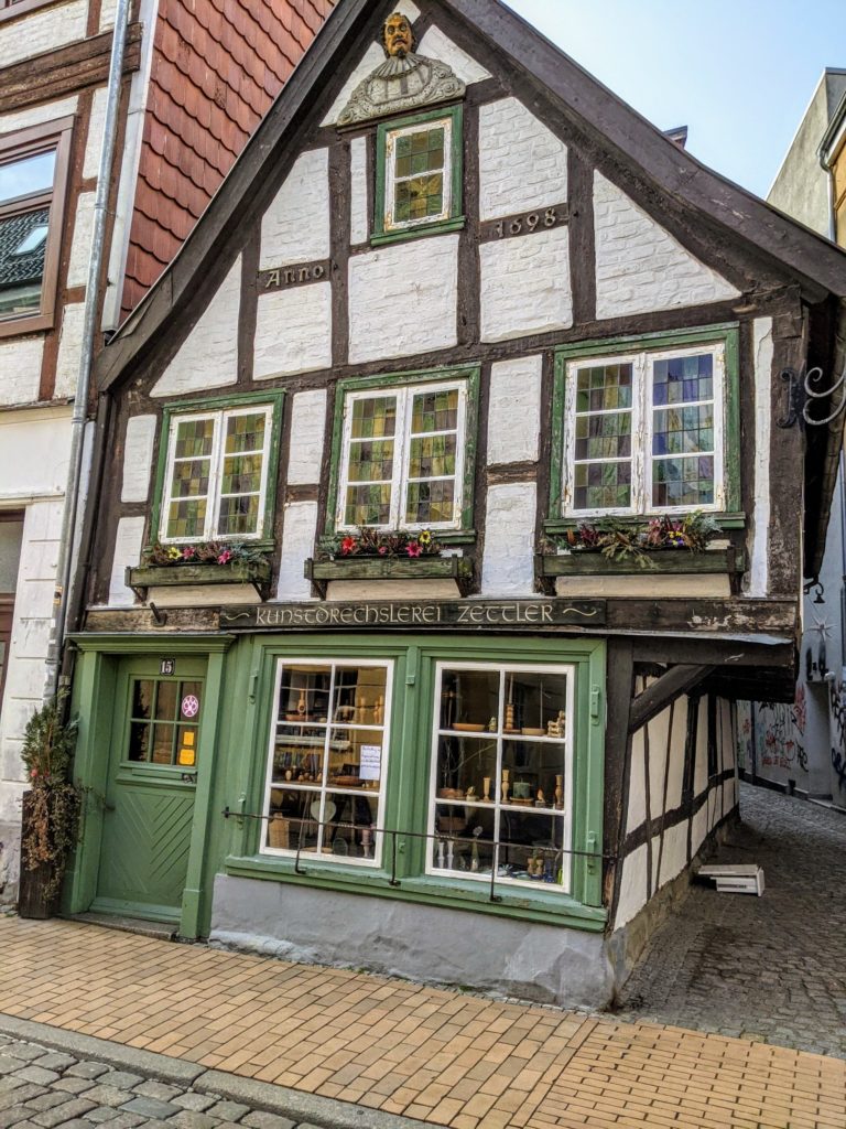 Echt urig. Von 1698 stammt das Haus, in dem sich die Kunstdrechslerei Zettler befindet.