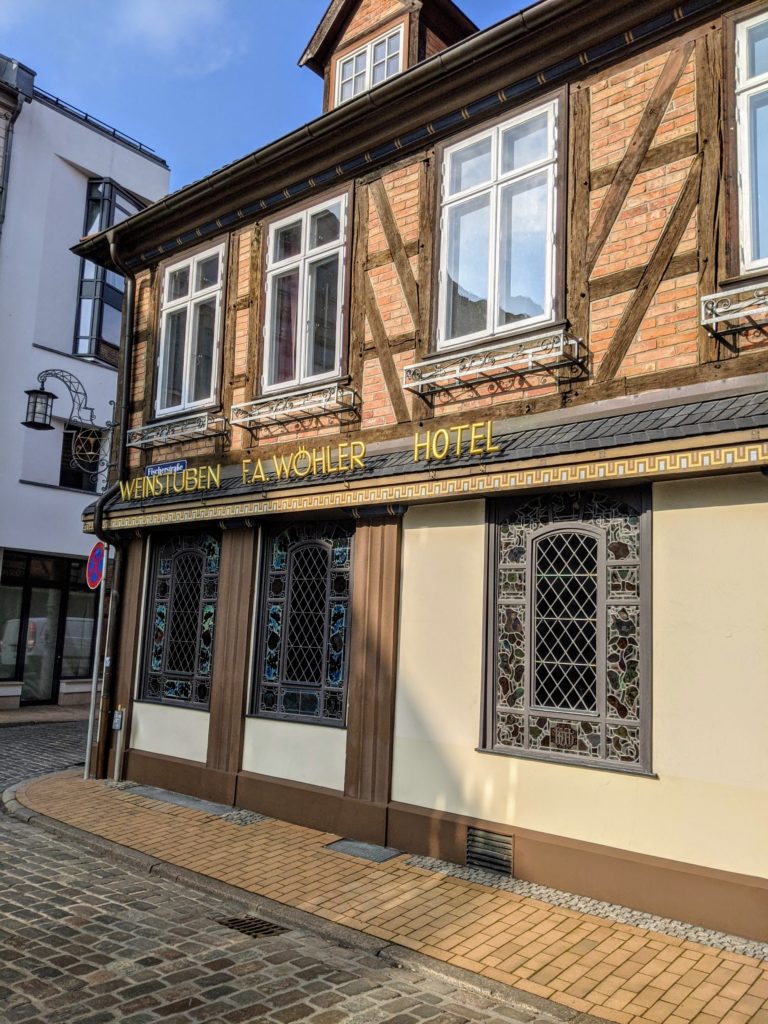 Klassiker: das Weinhaus Wöhler in Schwerin. 1819 wurde die Weingroßhandlung F. A. Wöhler gegründet. Heute sitzt es sich im Haus in der Schelfstadt ganz charmant-urig.