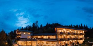 Außenansicht einer Hotelanlage mit beleuchteten Fenstern