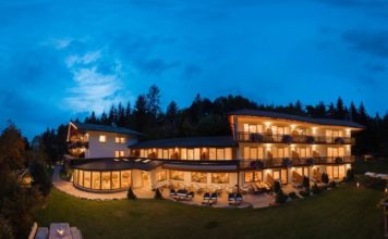Außenansicht einer Hotelanlage mit beleuchteten Fenstern