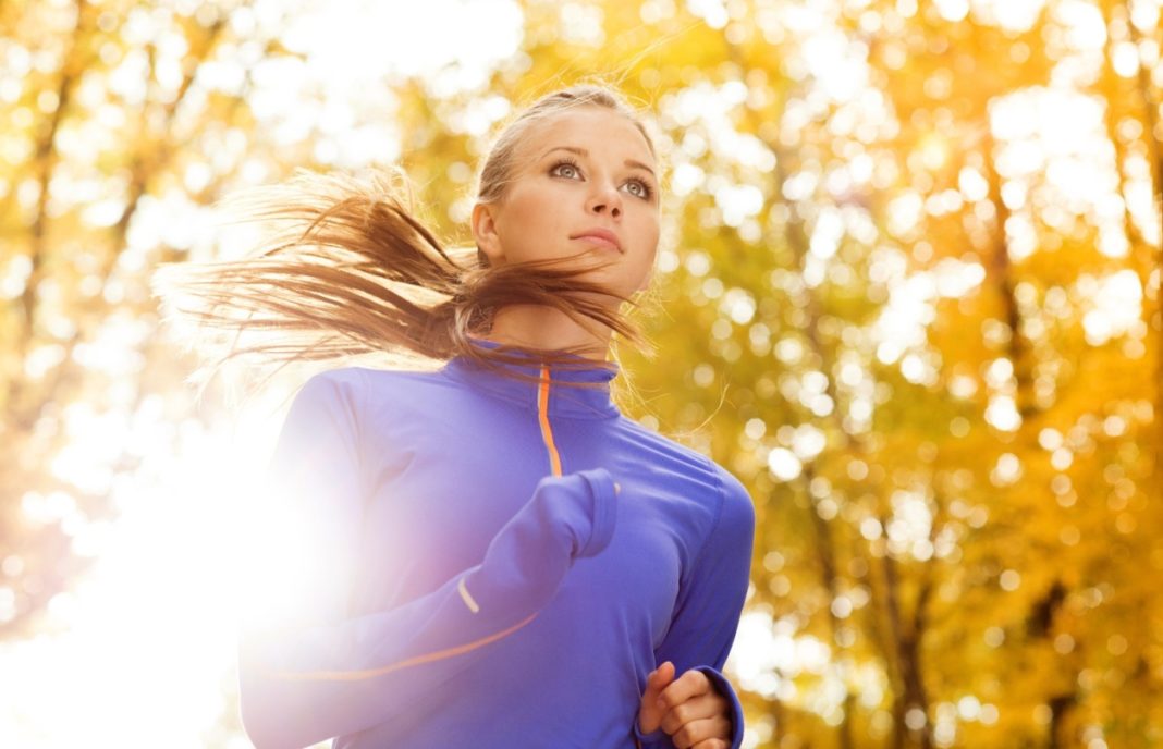 junge-frau-joggt-im-wald