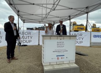 Die „nachhaltigste Kosmetikfabrik der Welt“ frau-mit-helm-hebt-hammer-vor-grundstein-von-babor-beauty-cluster