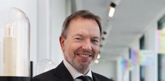 horst-robertz-hält-preis-in-der-hand