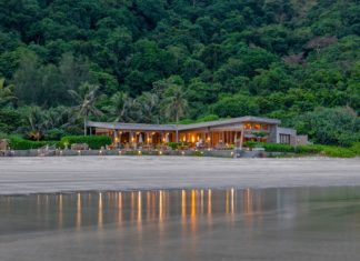 außenansicht-restaurant-mit-geschwungenem-dach-am-strand