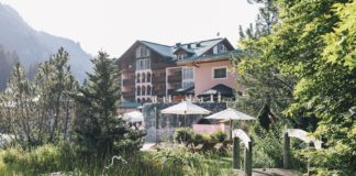 aussenanlage-hotel-mit-garten