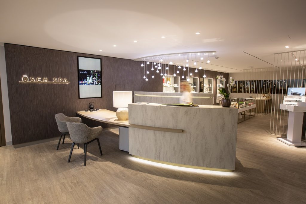 moderne-lobby-mit-stühlen-an-der-theke