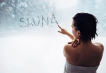 frau-schreibt-"sauna"-an-beschlagene-scheibe