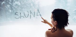 frau-schreibt-"sauna"-an-beschlagene-scheibe