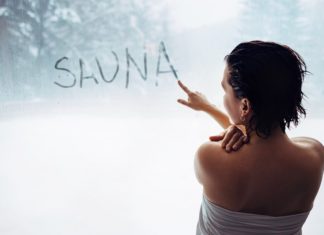 frau-schreibt-"sauna"-an-beschlagene-scheibe