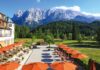 panoramabild-hotelanlage-in-den-bergen