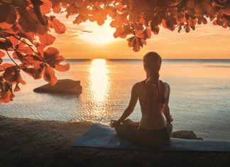 Gestärkt in den Herbst: So kommen Sie zur Ruhe frau-sitzt-am-meer-und-meditiert-im-sonnenuntergang
