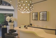 theke-mit-parfums-im-wandschrank