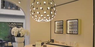 theke-mit-parfums-im-wandschrank
