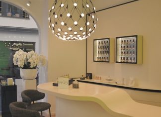 LENGLING MUNICH mit eigener Parfum Boutique theke-mit-parfums-im-wandschrank