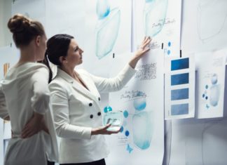 Auszeichnung für Mäurer & Wirtz: Einer der besten Arbeitgeber für Frauen zwei-frauen-vor-einer-magnettafel-mit-angepinnten-blättern