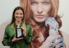 frau-hält-einen-award-in-der-hand