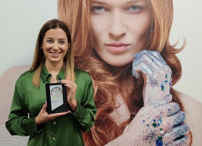 frau-hält-einen-award-in-der-hand