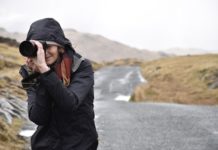 Zeit fürs Ich – Workshops auf der Seiser Alm frau-mit-kapuzenjacke-hält-kamera-vors-auge