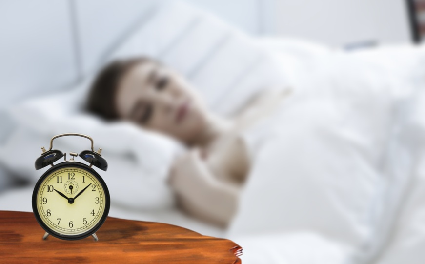 uhr-die-zwei-uhr-zeigt-und-schlafende-frau-im-hintergrund
