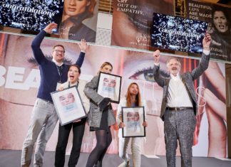 Start-up-Wettbewerb „Beauty Futures“ 5-personen-auf-bühne-jubeln-mit-urkunden-in-der-hand