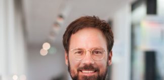 portraitbild-von-lächelndem-mann-im-mittleren-alter-mit-brille