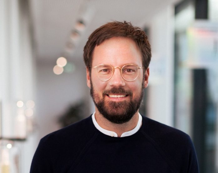 portraitbild-von-lächelndem-mann-im-mittleren-alter-mit-brille