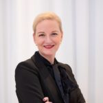 portraitbild-blonde-frau-im-business-look