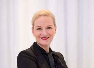 portraitbild-blonde-frau-im-business-look