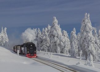 lokomotive-fährt-in-verschneiter-landschaft