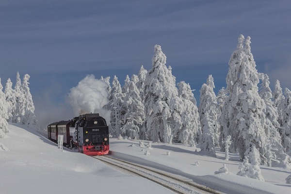 lokomotive-fährt-in-verschneiter-landschaft