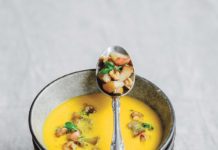 Knackig, vielseitig und pflegend – Vitaminbombe Apfel gelbe-suppe-mit-stückchen