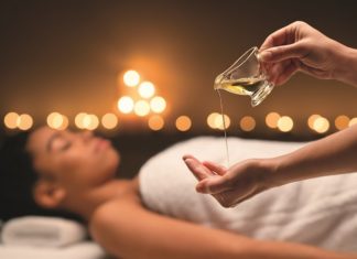 Natürliche Öle für strapazierte & trockene Winterhaut massageöl-fließt-in-handfläche