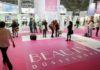 Beauty Düsseldorf Roter Teppich mit Besuchern
